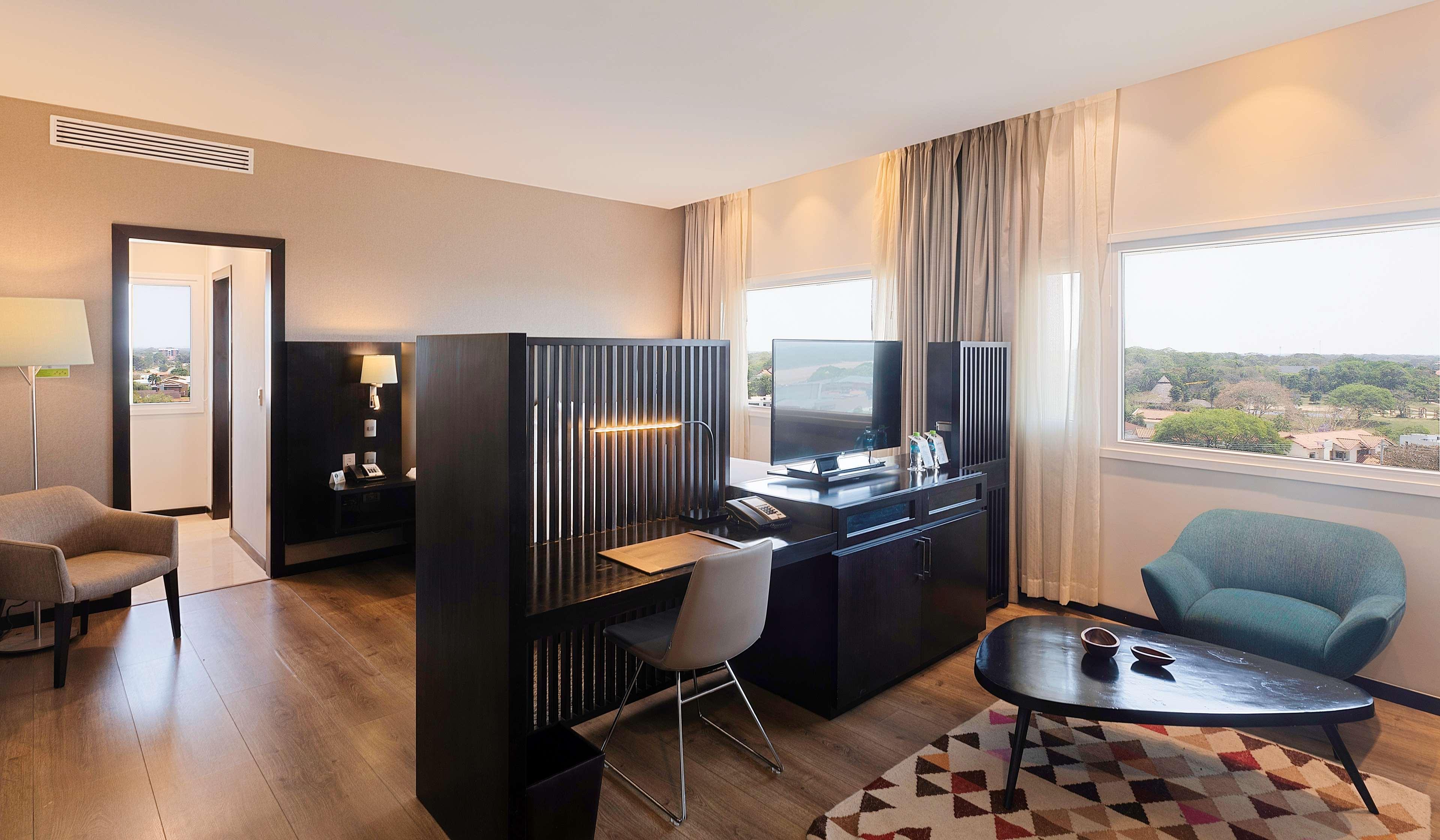 Radisson Hotel Santa Cruz ซานตาครูซเดอลาเซียร์รา ภายนอก รูปภาพ