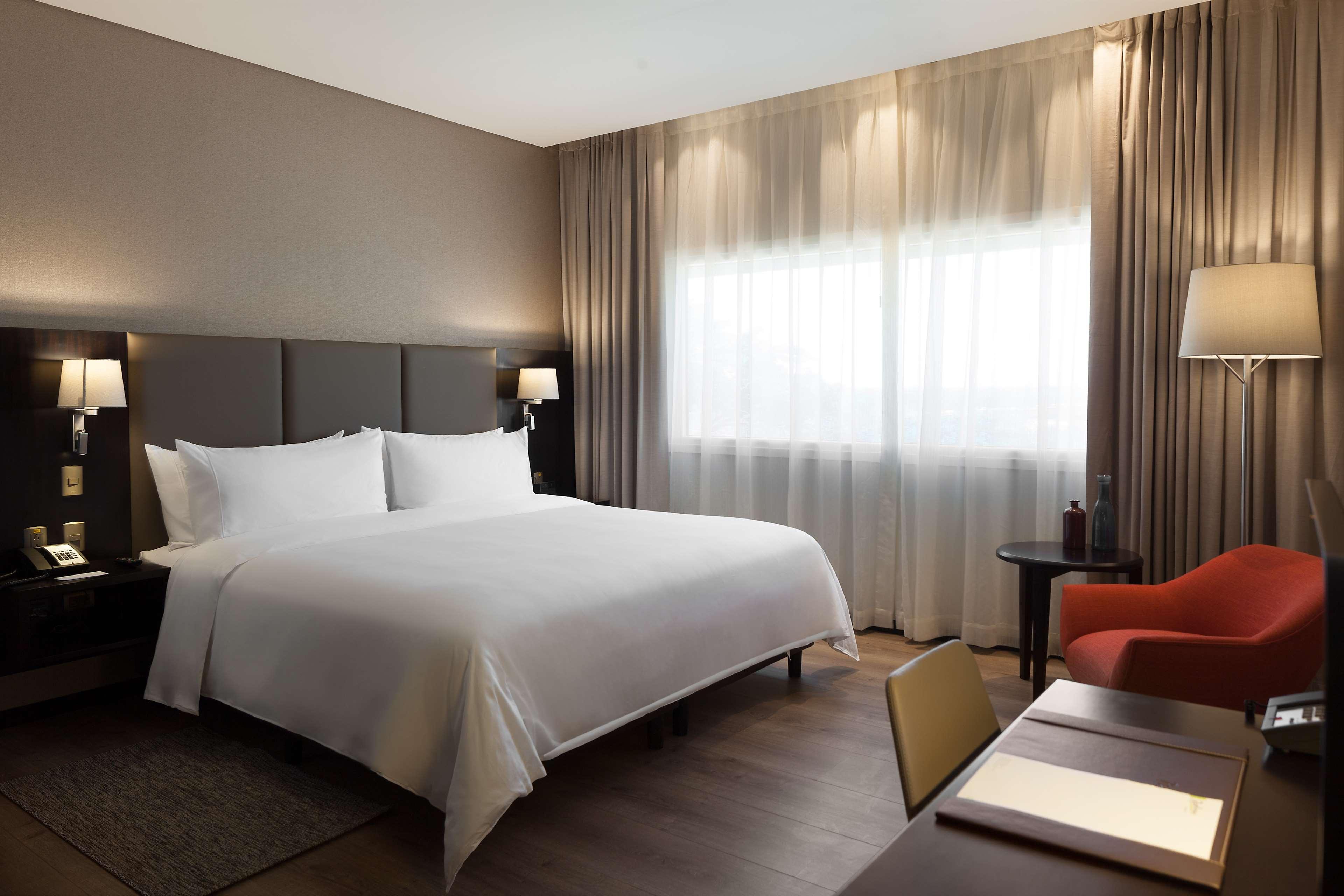 Radisson Hotel Santa Cruz ซานตาครูซเดอลาเซียร์รา ภายนอก รูปภาพ