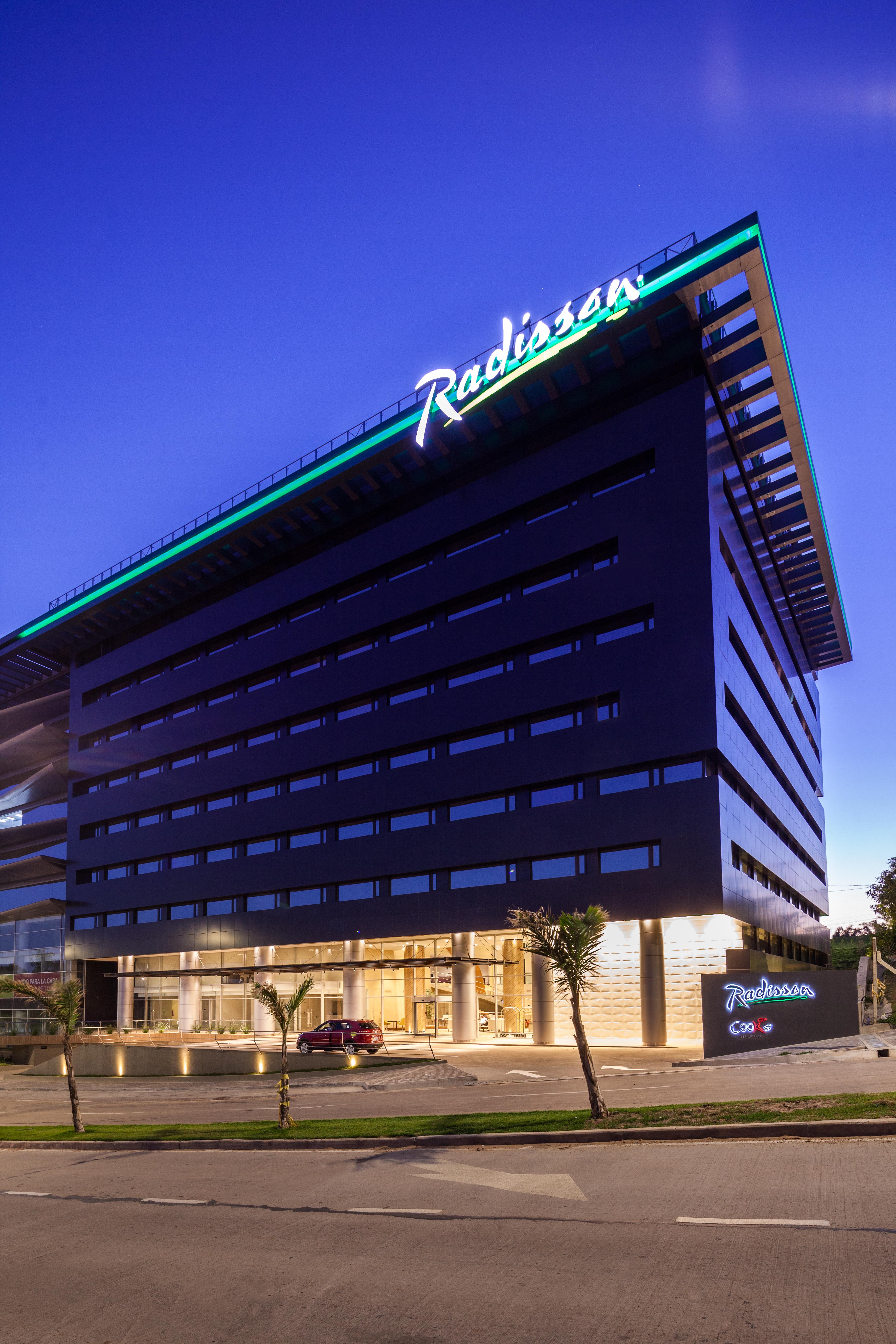 Radisson Hotel Santa Cruz ซานตาครูซเดอลาเซียร์รา ภายนอก รูปภาพ